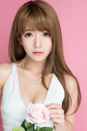 双乳被四个男人吃奶